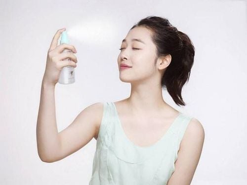 Dưỡng ẩm là một trong các bước chăm sóc da tại nhà